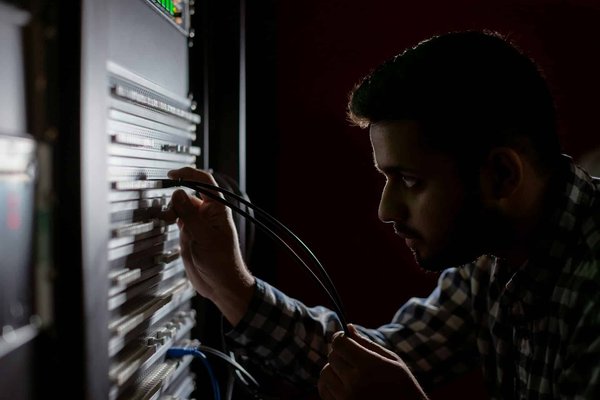 Comment intégrer un système RAID 10 pour une redondance et une performance optimales dans un serveur d'entreprise?